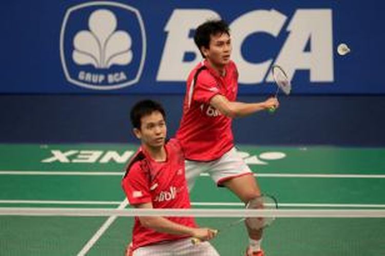 Ganda putra Indonesia, Mohammad Ahsan/Hendra Setiawan, bertahan dari serangan ganda Denmark, Anders Skaarup Rasmussen/Kim Astrup Sorensen, pada babak kedua BCA Indonesia Open Superseries Premier 2014, Kamis (19/6/2014). Ahsan/Hendra menang 21-14, 21-11.