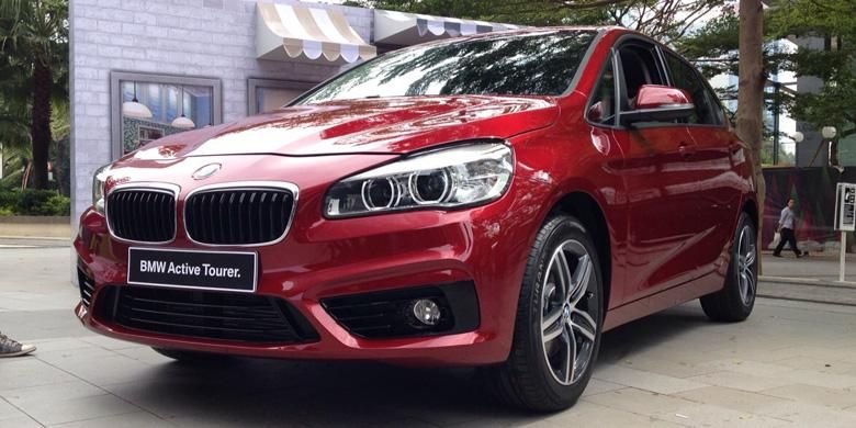 BMW 218i Active Tourer meluncur di Jakarta, (26/3/2015).