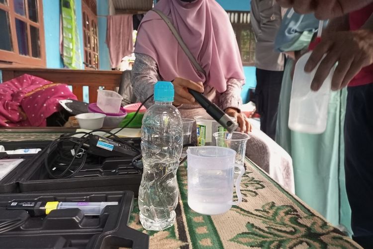 Dinas Lingkungan Hidup (DLH) Kabupaten Bogor, Jawa Barat, mengambil sampel air dan cairan dari sumur warga yang berubah warna biru atau tercemar bahan bakar minyak (BBM), Jumat (8/9/2023).