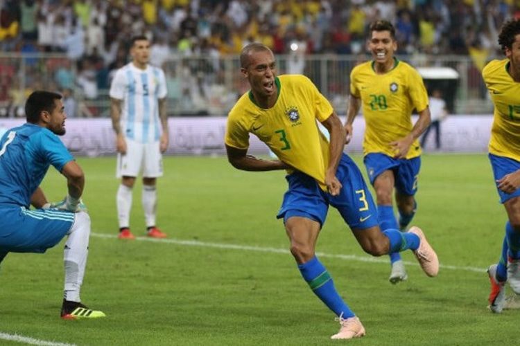 Bek timnas Brasil, Joao Miranda, merayakan gol yang ia cetak ke gawang kiper Argentina, Sergio Romero, saat kedua tim bertemu di partai persahabatan yang berlangsung di Stadion King Abdullah Sport City, Jeddah, Arab Saudi, pada 16 Oktober 2018.
