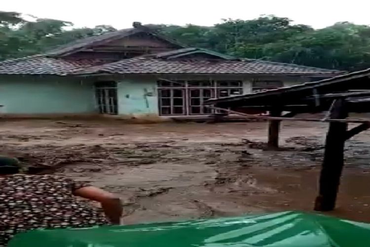 Banjir melanda Kawasan Kelurahan Ntobo, Kota Bima usai hujan deras mengguyur wilayah itu pada Selasa (12/01/2021) siang. Akibat banjir ini, satu jembatan penghubung jalur alternatif warga terputus