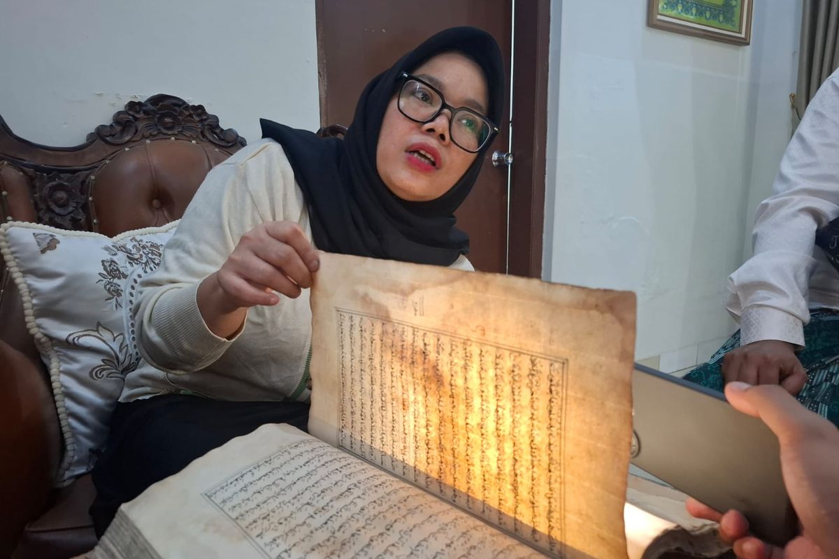 Nyai Mamay menunjukkan salah satu manuskrip kuno Pesantren Buntet, Jumat, 5 Desember 2025.