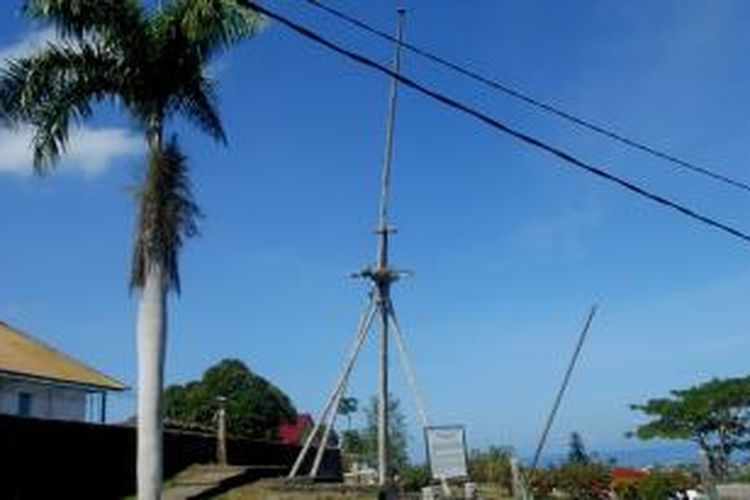 Tiang Bendera Kesultanan Buton, yang didirikan di abad 17 . Hingga saat ini tiang bendera tersebut masih berdiri kokoh