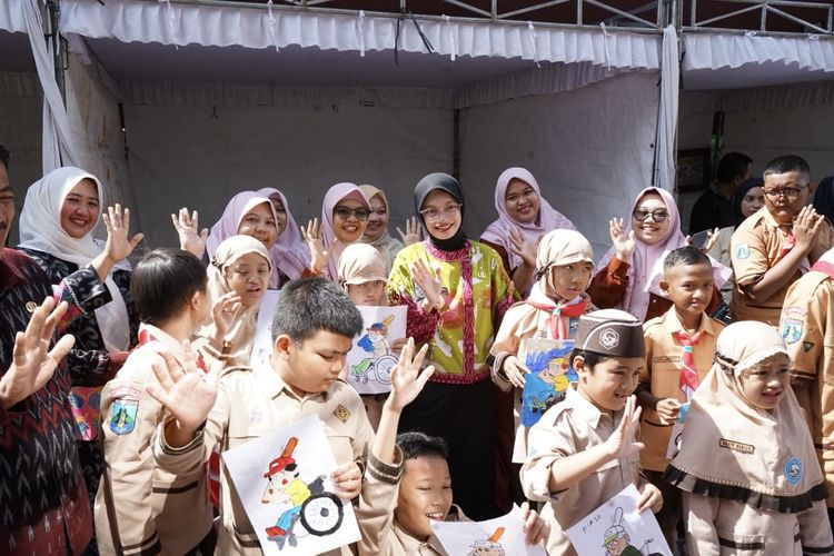 Wali Kota Kediri Vinanda Prameswati bersama para anak disabilitas. 
