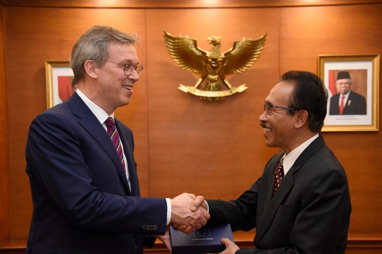 Penjabat (Pj) Sekretaris Daerah (Sekda) Provinsi Jawa Barat (Jabar) Daud Achmad menerima courtesy call European Union (EU) Ambassador di Ruang Lokantara Gedung Sate, Kota Bandung, Senin (4/11/19).