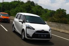 Rio Dewanto Terkesan Posisi Berkendara Toyota Sienta 