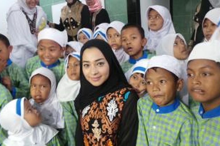 Nikita Willy di tengah anak-anak yang belajar mengaji di Taman Bacaan Al Quran Nikita Willy, kawasan Jatiwaringin, Bekasi, Jawa Barat, Selasa (19/8/2014)