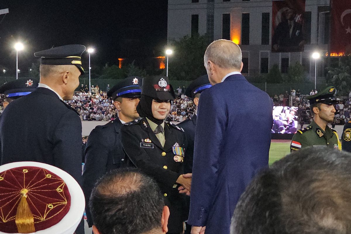 Polwan Indonesia, Briptu Tiara Nissa Zulbida berjabat tangan dengan Presiden Turkiye Recep Tayyip Erdogan, ketika dia dinyatakan menjadi salah satu lulusan terbaik dalam wisuda pelatihan capacity building the First Level Police Chief Training and the Non Thesis Master Degree yang berlangsung di Akademi Kepolisian, Turkish National Police, Ankara, Turkiye, pada Rabu (26/7/2023).