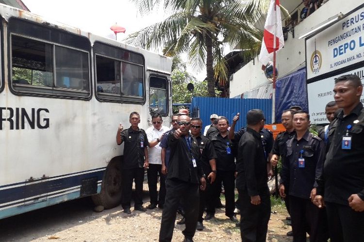 Sekelompok sekuriti menjaga pintu area Perum PPD Jelambar, Jakarta Barat setelah mendengar kabar eksekusi pengosongan lahan pada Rabu (28/3/2018).