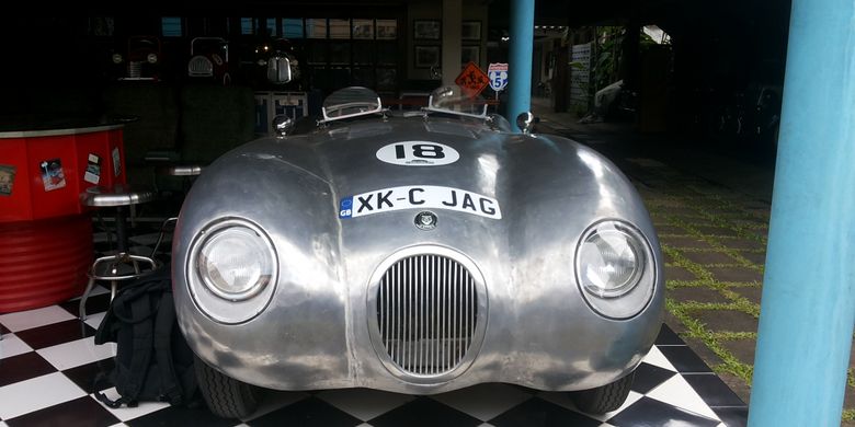 Jaguar C-Type di galeri pribadi milik Hartawan Hauwke Setjodiningrat di kawasan Kemang, Jakarta Selatan.
