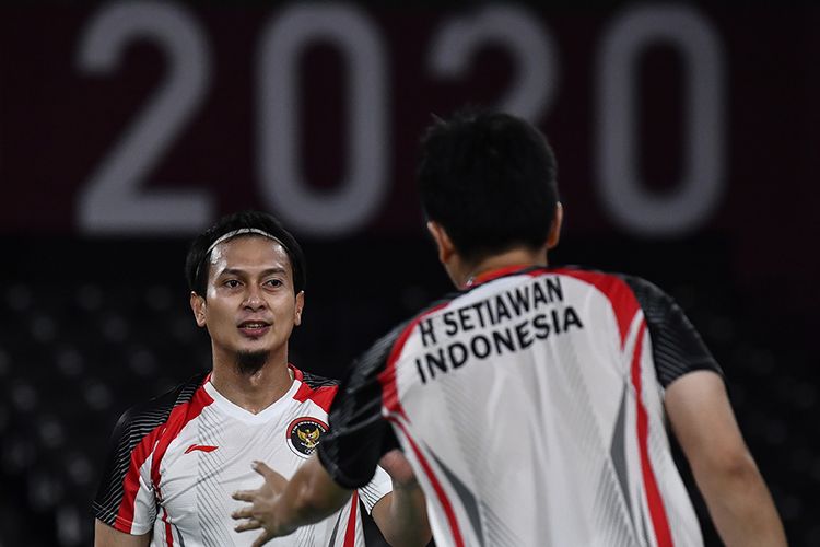 Pebulutangkis ganda putra Indonesia Mohammad Ahsan/Hendra Setiawan bersalaman seusai kalah dari ganda putra Taiwan Lee Yang/Wang Chi-Lin dalam semifinal Olimpiade Tokyo 2020, di Musashino Forest Sport Plaza, Tokyo, Jepang, Jumat (30/7/2021). Kini mereka tampil di ajang India Open dan Ahsan/Hendra lolos ke babak semifinal.