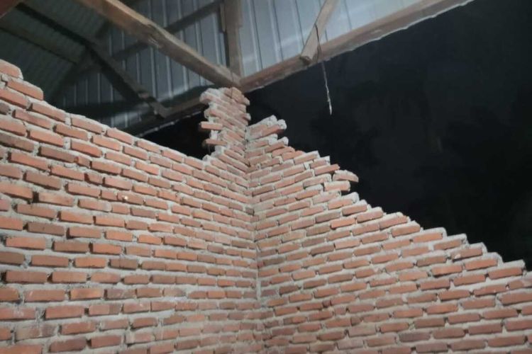 Dinding rumah warga di Kabupaten Bengkulu Selatan roboh akibat gempa, Sabtu (23/3/2024). 