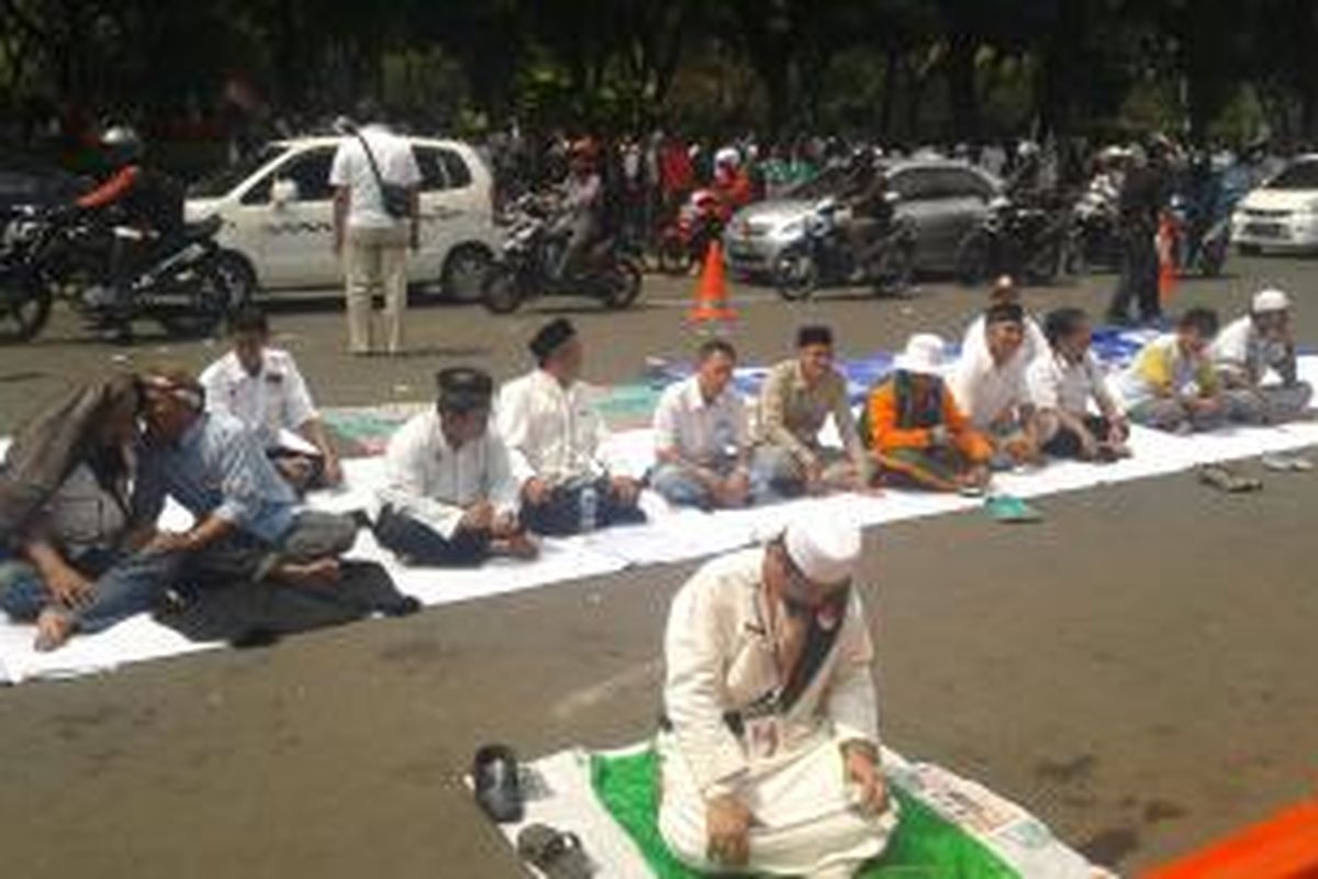 Massa pendukung Prabowo-Hatta bersiap melaksanakan shalat Jumat di depan Gedung Mahkamah Konstitusi (MK), Jalan Medan Merdeka Barat, Jakarta Pusat, Jumat (8/8/2014).