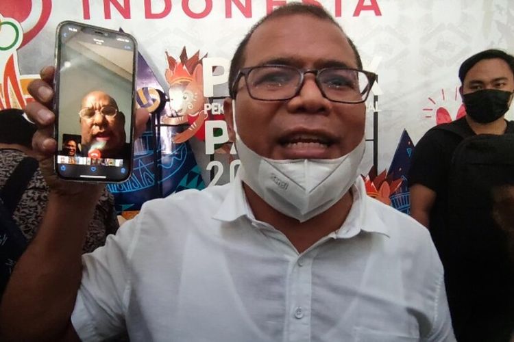 Jubir Gubernur Papua, Muhammad Rifai Darus, menunjukkan hasil tangkapan layar perbincangan dirinya dengan Gubernur Papua Lukas Enembe yang tengah menjalani proses pengobatan di Singapura, Jayapura, Papua, Jumat (25/6/2021).