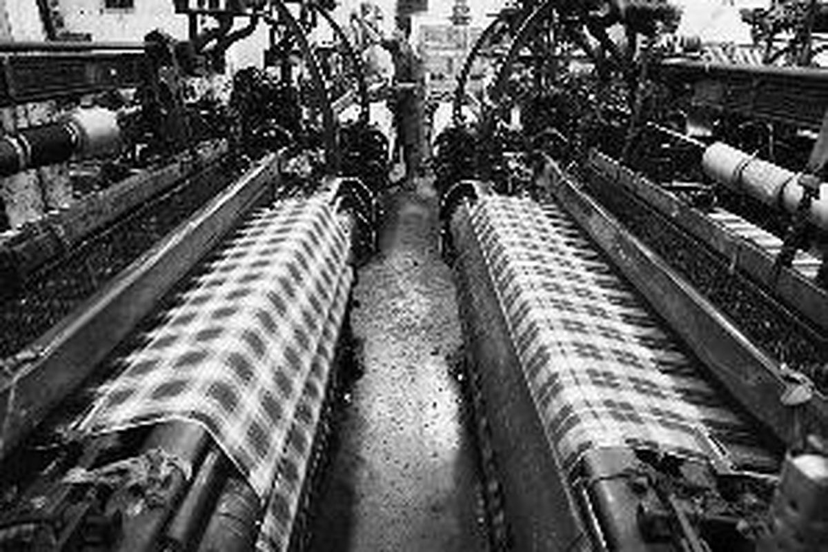 Pabrik sarung dan kain tenun, CV Sandang Makmur Lestari, Majalaya, Kabupaten Bandung, Jawa Barat, berusaha tetap bertahan dalam krisis ekonomi global, Kamis (5/3). Pengurangan pembagian jam kerja karyawan, dari enam hari menjadi empat hari, dijadikan sebagai upaya solusi untuk menghindari adanya PHK dan agar pabrik tetap eksis berproduksi.