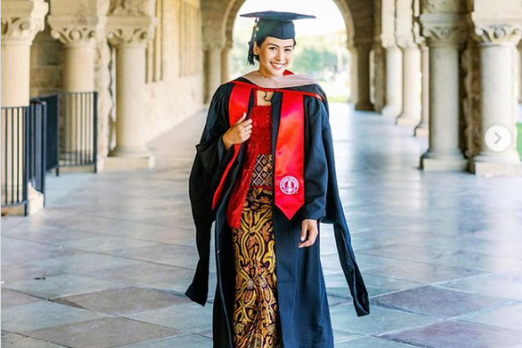 Artis peran dan penyanyi Maudy Ayunda telah lulus dari Stanford University, Stanford, California, AS.