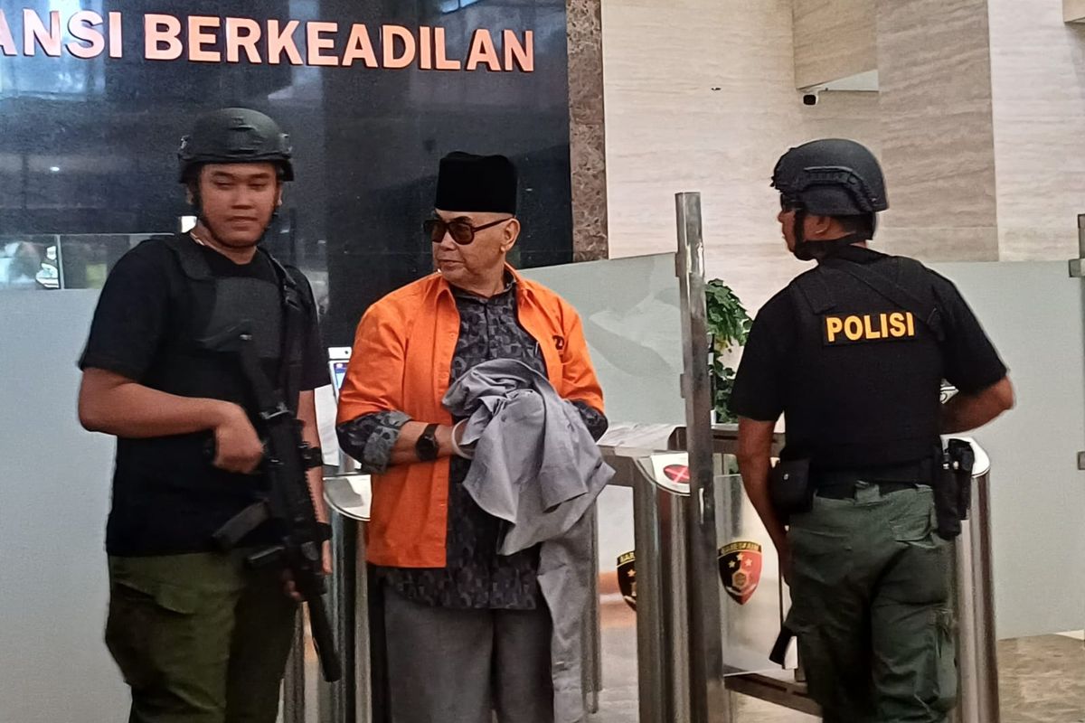 Pemimpin Pondok Pesantren (Ponpes) Al Zaytun yang kini menjadi tersangka kasus dugaan penistaaan agama, Panji Gumilang dikawal sejumlah personel Polri di Lobi Bareskrim, Mabes Polri, Senin (30/10/2023).
