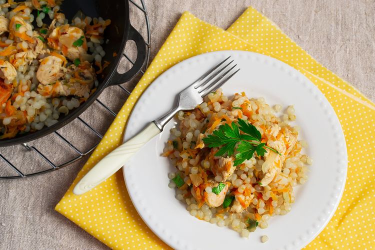 Ilustrasi nasi goreng shirataki dengan sayur-sayuran. 