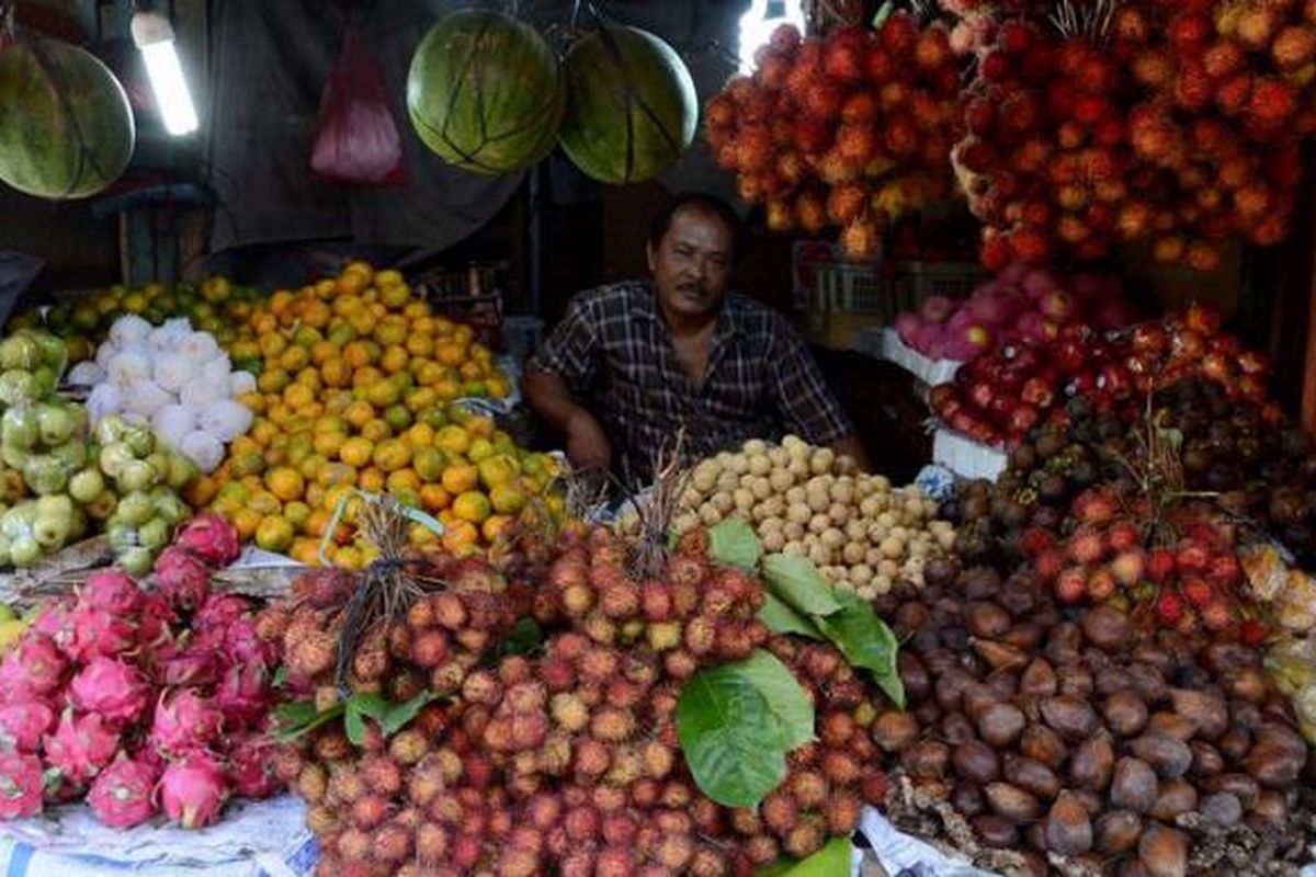 Pedagang buah menunggu pembeli di Pasar Johar, Kota Semarang, Jawa Tengah, (28/1/2013). Dalam satu bulan ini buah lokal mendominasi pasar setelah pasokan buah impor mulai terbatas dengan harga dua kali lipat lebih tinggi di pasar.

