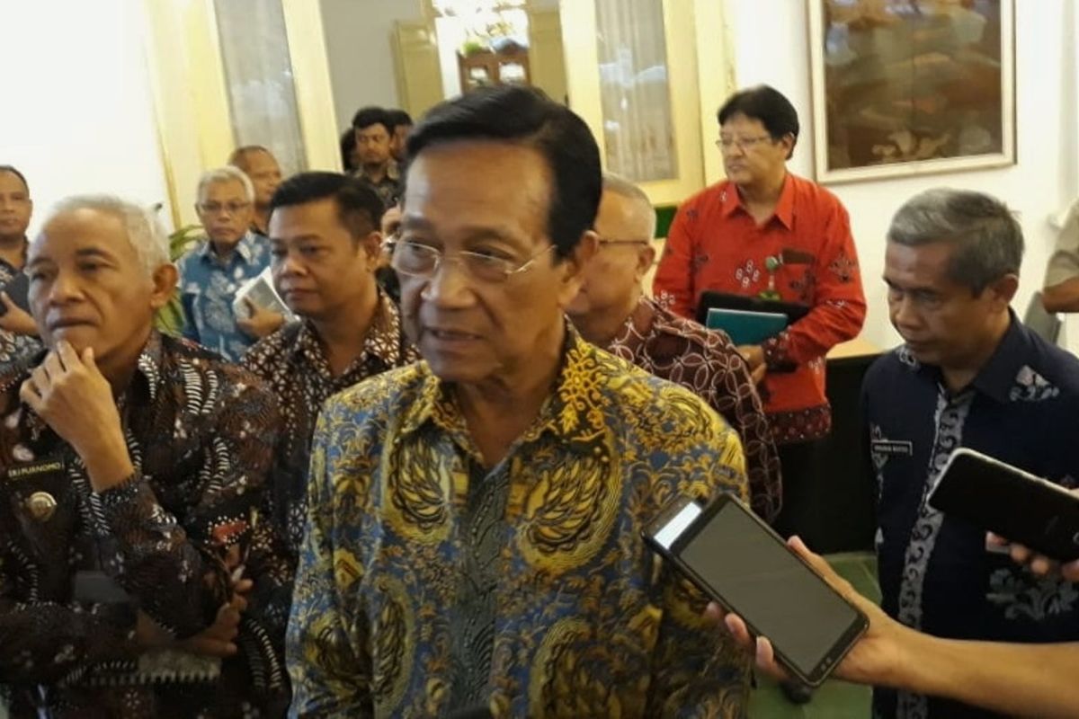 Gubernur DIY Sri Sultan HB X saat menemui wartawan di Kompleks Kepatihan, Kota Yogyakarta terkait kebijakan para siswa-siswi belajar di rumah secara online.