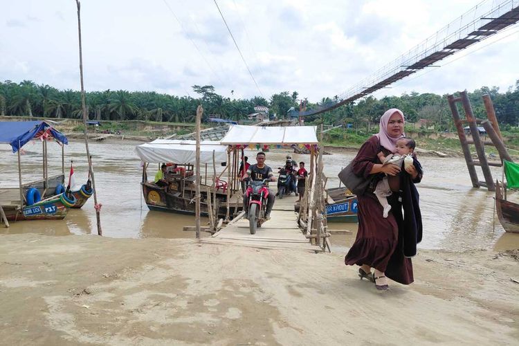 Jembatan Hancur Diterjang Banjir, Warga Aceh Tamiang Andalkan Getek Rp 5.000