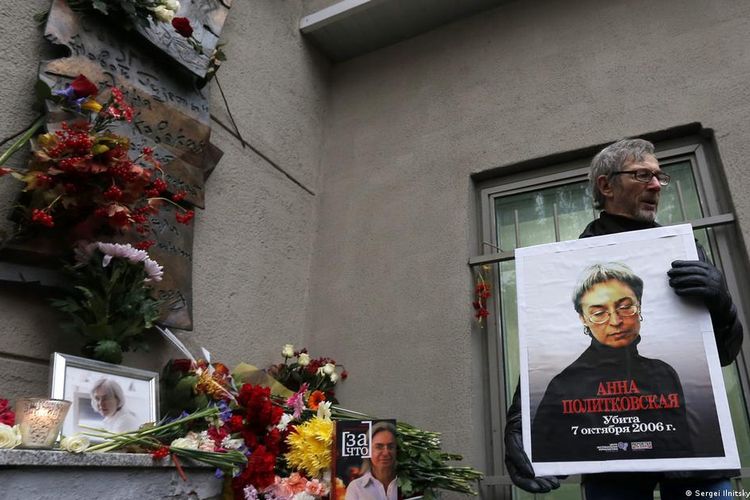 Jurnalis investigasi Anna Politkovskaya ditembak mati di dalam lift.