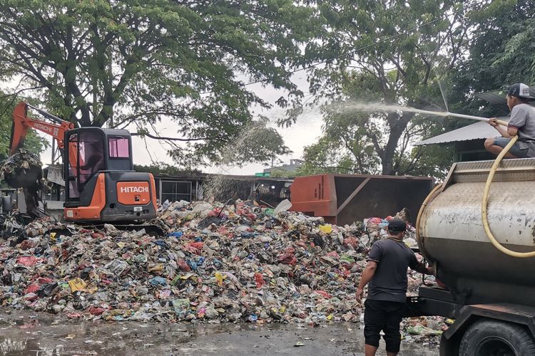Gunungan sampah di Terminal Purabaya, Sidoarjo
