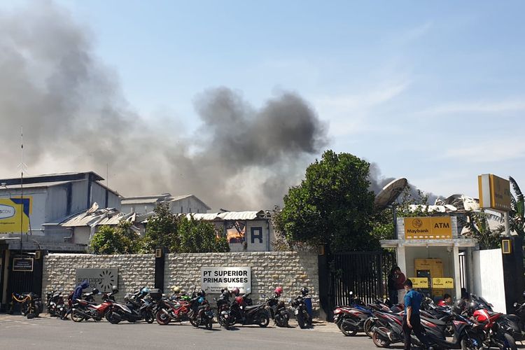 Kebakaran melanda pabrik tisu PT. Sun Paper Source (SPS) di Kecamatan Ngoro, Kabupaten Mojokerto, Jawa Timur, Kamis (12/10/2023).