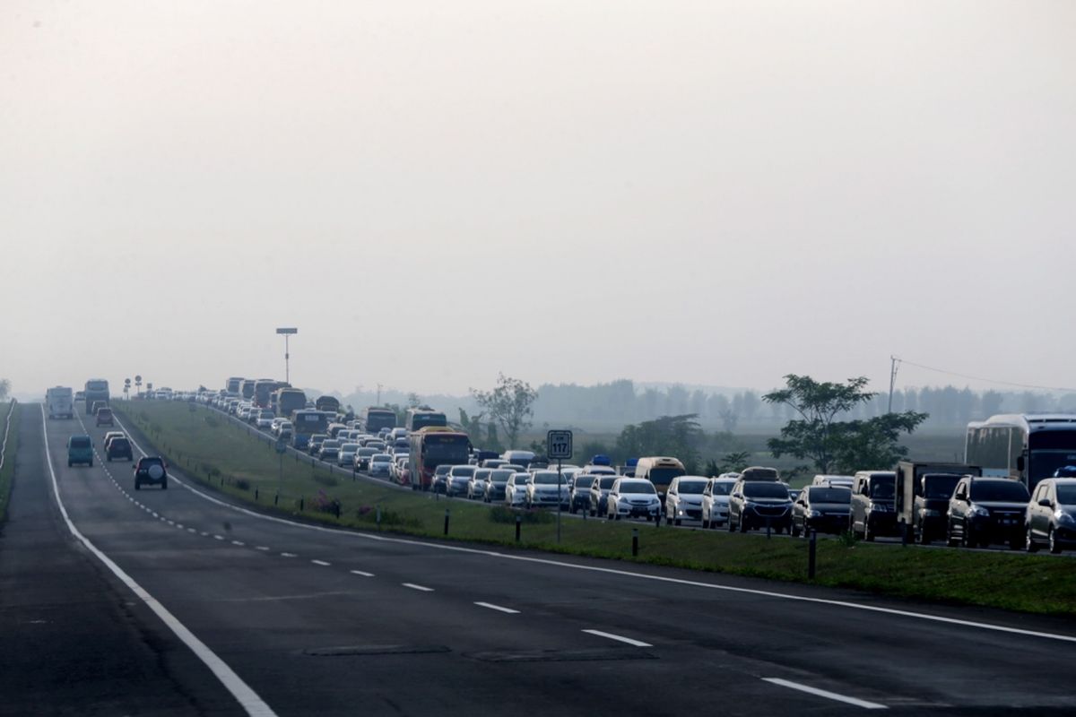 Kepadatan arus balik kendaraan mudik lebaran terlihat di Tol Cipularang-Palimanan menuju Jakarta, Jumat (30/6/2017). Kepadatan volume kendaraan terlihat di ruas jalan tol km 86 hingga km 138. 