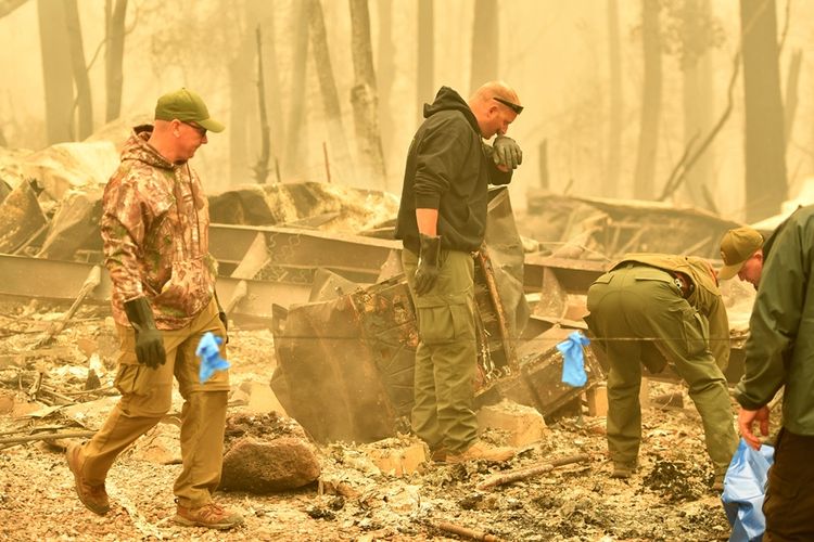 Petugas dari kantor Sherif Butte County memulai pencarian korban di wilayah yang dilanda kebakaran di California, Sabtu (10/11/2018).