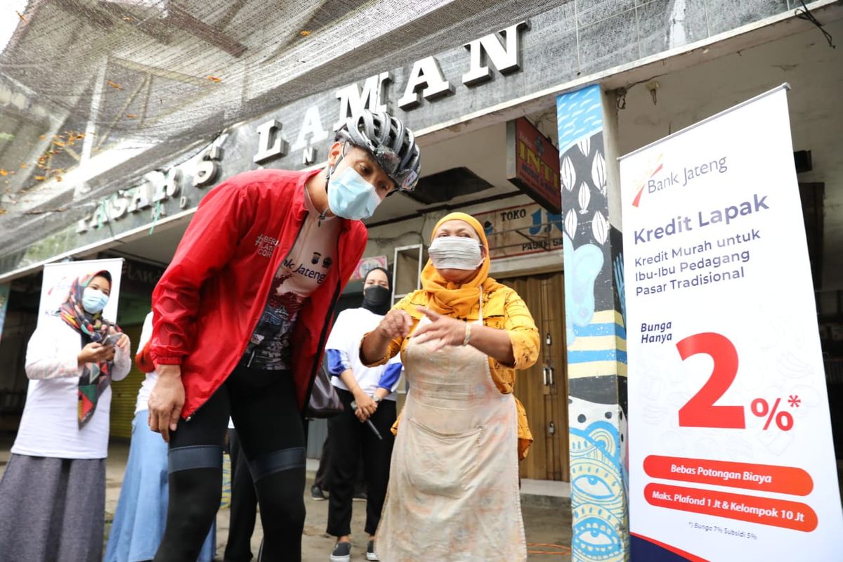 Gubernur Jawa Tengah (Jateng) Ganjar Pranowo saat meluncurkan Kredit Lapak di acara Borobudur Marathon 2021