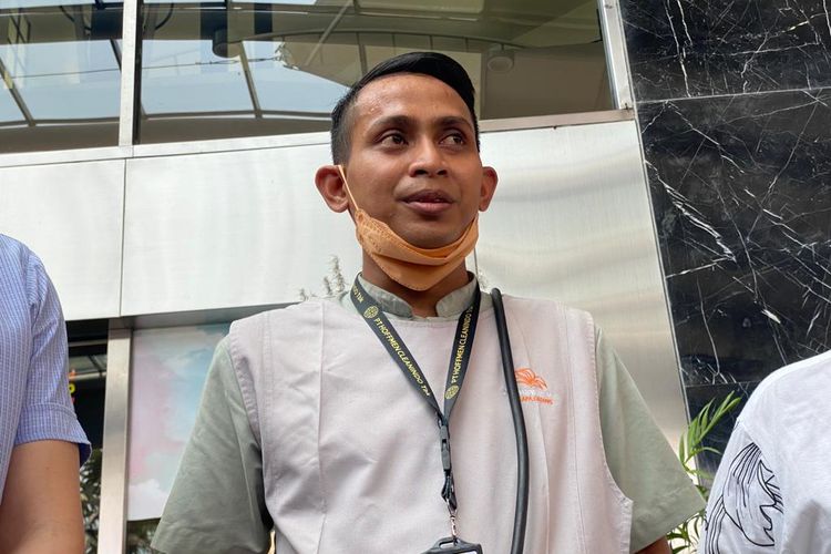 Petugas kebersihan, Edi Sonjaya (29) yang mengembalikan dompet milik Hotman Paris yang berisi Rp 70 juta lebih, saat ditemui di kawasan Kelapa Gading, Jakarta Utara pada Kamis (23/3/2023).