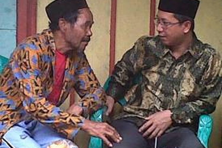 Gubernur Bengkulu Junaidi Hamsyah berkacamata ketika berkonsultasi dengan salah seorang masyarakat