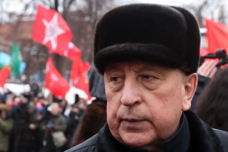 Nikolai Kharitonov dari Partai Komunis adalah salah satu dari tiga kandidat lainnya dalam pemilu kali ini, namun semuanya menyatakan dukungan terhadap kebijakan Putin dan tidak ada satu pun yang dianggap memberikan ancaman nyata.