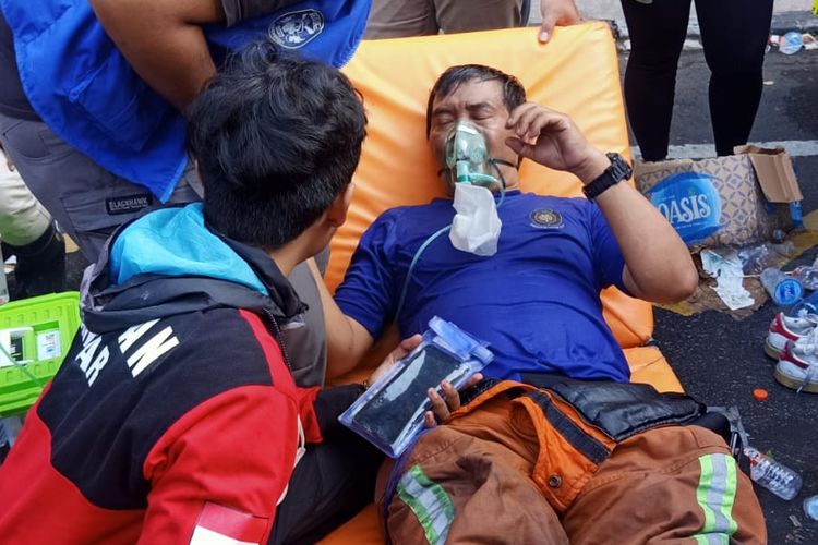Komandan Regu (Danru) 2 UPT Pemadam Kebakaran (PMK) Kota Malang, Anang Yuwono ketika mendapat bantuan alat pernafasan.