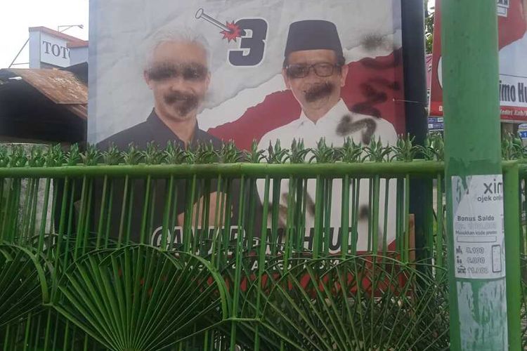 #---Salah satu baliho Ganjar-Mahfud di Tulungagung Jawa Timur, di coreti dengan cat semprot oelh orang tidak dikenal, Kamis (16/01/2024)---#