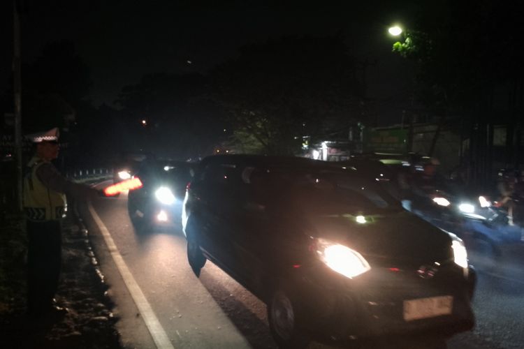 Kondisi kendaraan pemudik ramai lancar di Bunderan Cibiru, Kota Bandung, Jawa Barat, Sabtu (6/4/2024) malam.