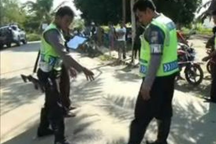 Aparat Polres Mamuju Utara sedang melakukan olah TKP di lokasi kejadian di Desa Malei, Kecamatan Pedanda, Sulawesi Barat, Rabu (18/12/2013) sore tadi.