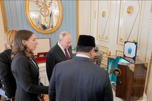 Prabowo Hadiahkan Vas dan Miniatur Candi Borobudur untuk Putin