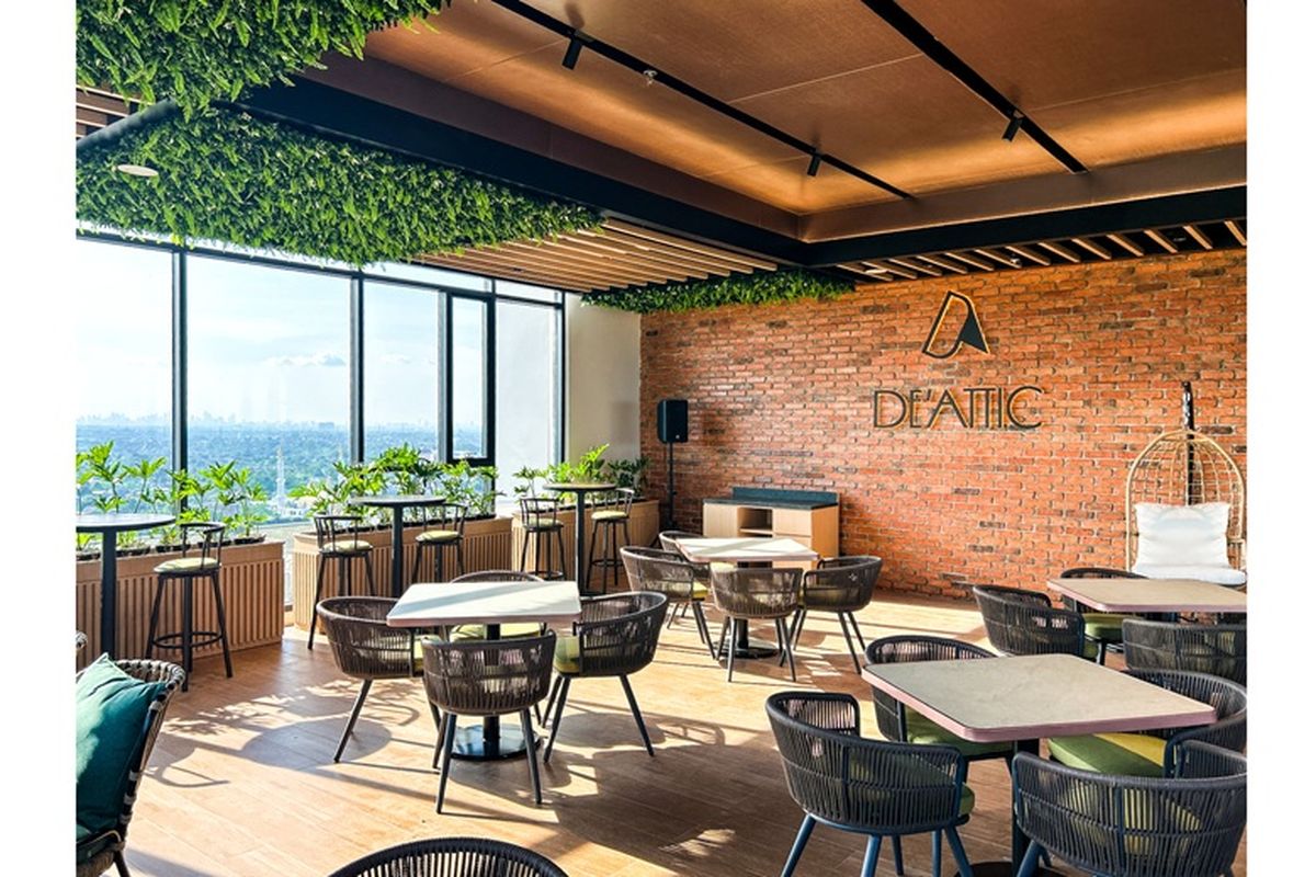 De'Attic Rooftop Cafe di el Living World Kota Wisata Cibubur menawarkan pengalaman bersantai dengan panorama kota dan nuansa asri.