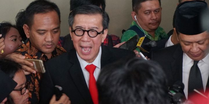 Menteri Hukum dan HAM Yasonna Laoly sesuai menghadiri Rapat Paripurna ke 26 DPR Masa Sidang V Tahun Sidang 2017-2018 yang menyetujui pengesahan RUU Antiterorisme menjadi undang-undang di Kompleks Parlemen, Senayan, Jakarta, Jumat (25/5/2018). 