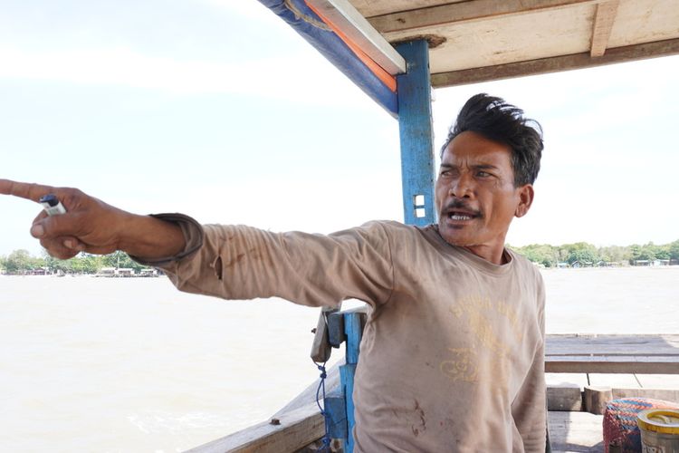 Tokoh masyarakat di Desa Paluh Sibaji, Abdul Hamid menceritakan kondisi yang dialami nelayan tradisional saat ini sudah sangat drastis berubah. Hingga tahun 1980-an, nelayan mencari ikan satu hari untuk hidup satu minggu. Situasinya sudah terbalik. Kerusakan mangrove, abrasi yang diduga akibat pengerukan pasir tahun 2008 membuat nelayan tradisional semakin sengsara.