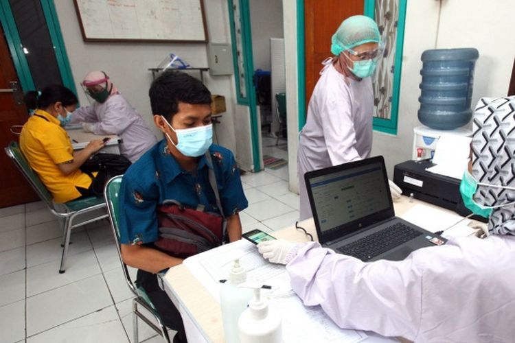 Situasi pendaftaran vaksin Covid-19 produk Sinovac di Puskesmas Pelindung Hewan, Jalan Pelindung Hewan, Kota Bandung, Jumat (29/1/2021). 