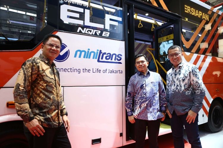 (Ki-Ka) Kepala Dinas Perhubungan DKI Jakarta Syafrin Lupito, Direktur Utama Transjakarta Welfizon Yuza, dan Business Strategy Division Head IAMI Rian Erlangga berpose di samping armada Isuzu ELF NQR B yang akan digunakan sebagai Minitrans Transjakarta. 