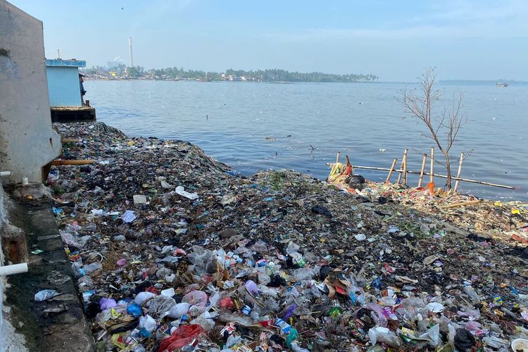 Aksi bersih-bersih Pantai Teluk, di Kecamatan Labuan, Kabupaten Pandeglang, Provinsi Banten yang dilakukan oleh Pandawara Group dan ratusan masyarakat, Senin (22/5/2023).