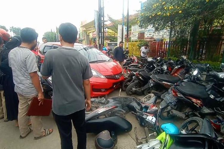 Honda Jazz tabrak puluhan motor 