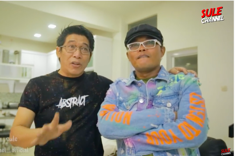 Komedian Parto (kiri) menjadi bintang tamu di vlog yang diunggah kanal Sule Channel di YouTube.