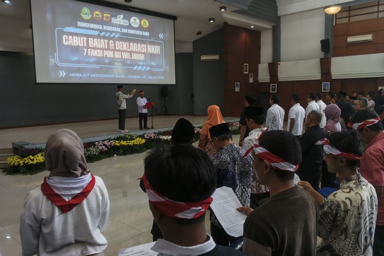Sebanyak 280 orang yang sebelumnya terafiliasi dengan tujuh faksi Negara Islam Indonesia (NII) menyatakan mencabut baiat dan kembali setia kepada Negara Kesatuan Republik Indonesia (NKRI) di Aula Ki Hajar Dewantara, Dinas Pendidikan Jawa Barat, Jalan Dr. Rajiman, Kota Bandung, Kamis (11/12/2025).