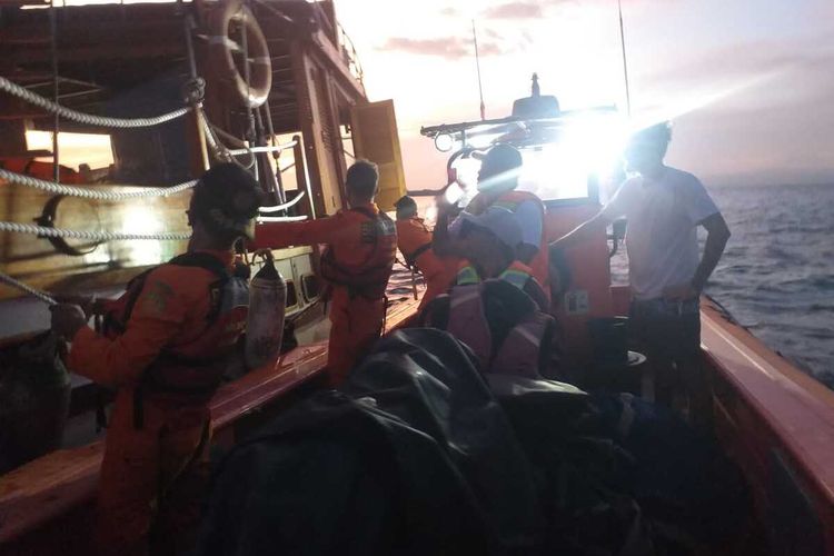 Kapal Wisata Tujuan Labuan Bajo Kandas di Pulau Medang, 4 Penumpang Selamat