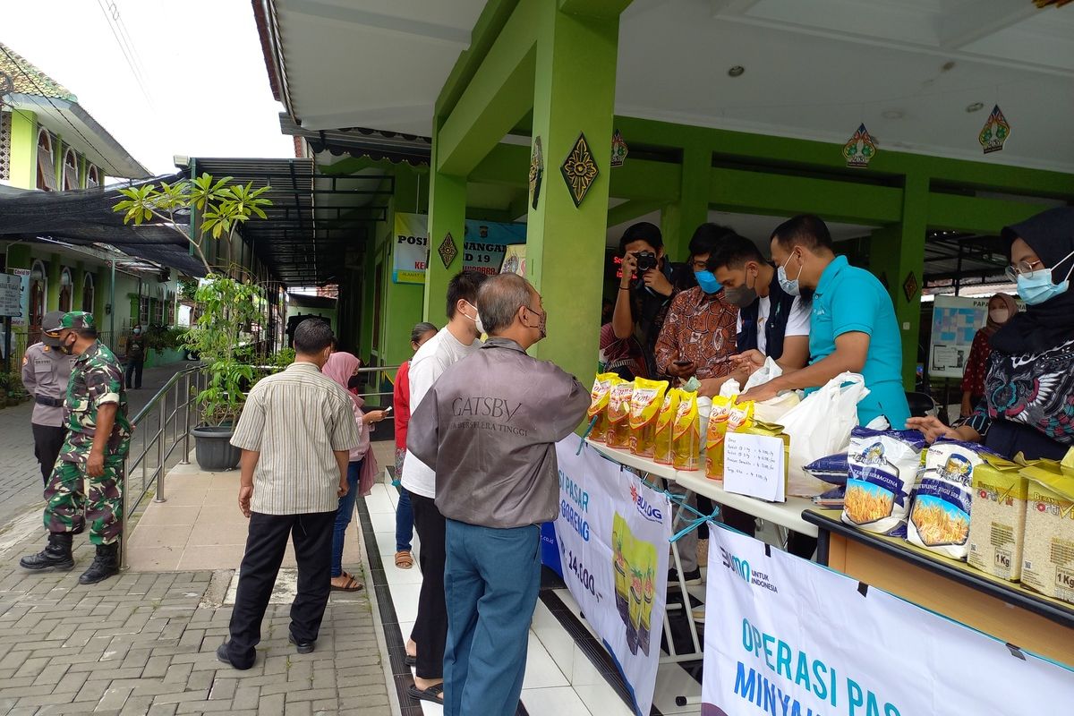 suasana operasi pasar minyak gorenng di Kemantren Wirobrajan, Jumat (25/2/2022)